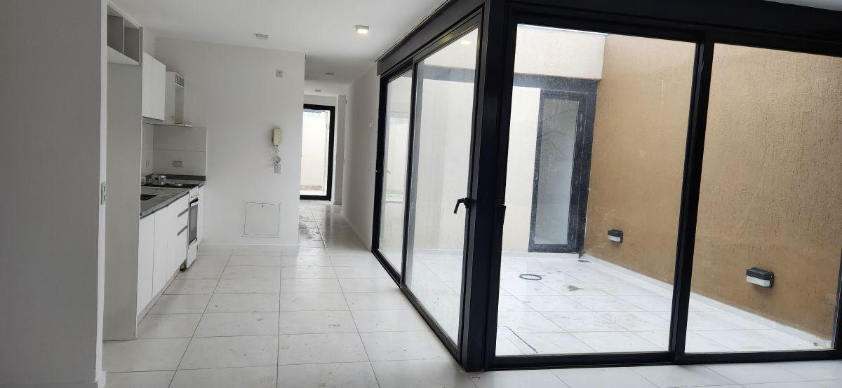 Foto de ALQUILER, CASA – 3 PATIOS, 2 DORMITORIOS. B° AIRE VALLE, CIPOLLETTI, imagen 1