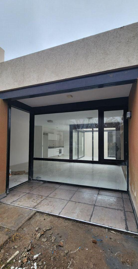 Foto de ALQUILER, CASA – 3 PATIOS, 2 DORMITORIOS. B° AIRE VALLE, CIPOLLETTI, imagen 4