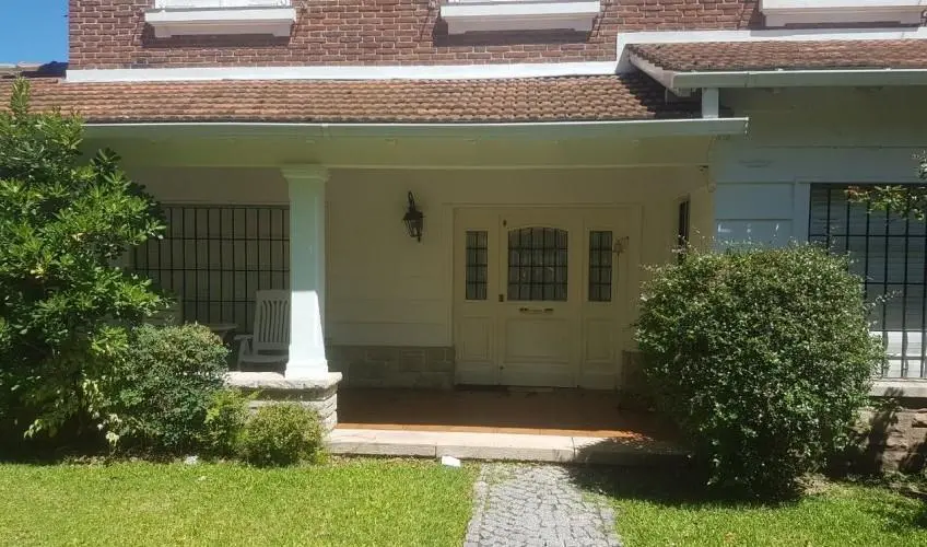 SOLIDO CHALET CON PILETA EN VENTA - LA LUCILA 3