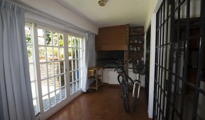 SOLIDO CHALET CON PILETA EN VENTA - LA LUCILA 5