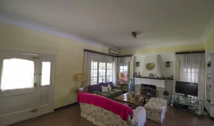 SOLIDO CHALET CON PILETA EN VENTA - LA LUCILA 4