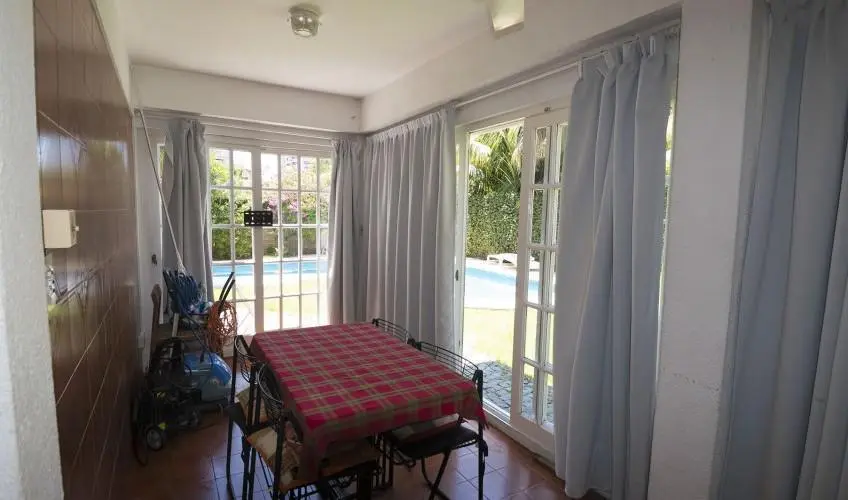 SOLIDO CHALET CON PILETA EN VENTA - LA LUCILA 1