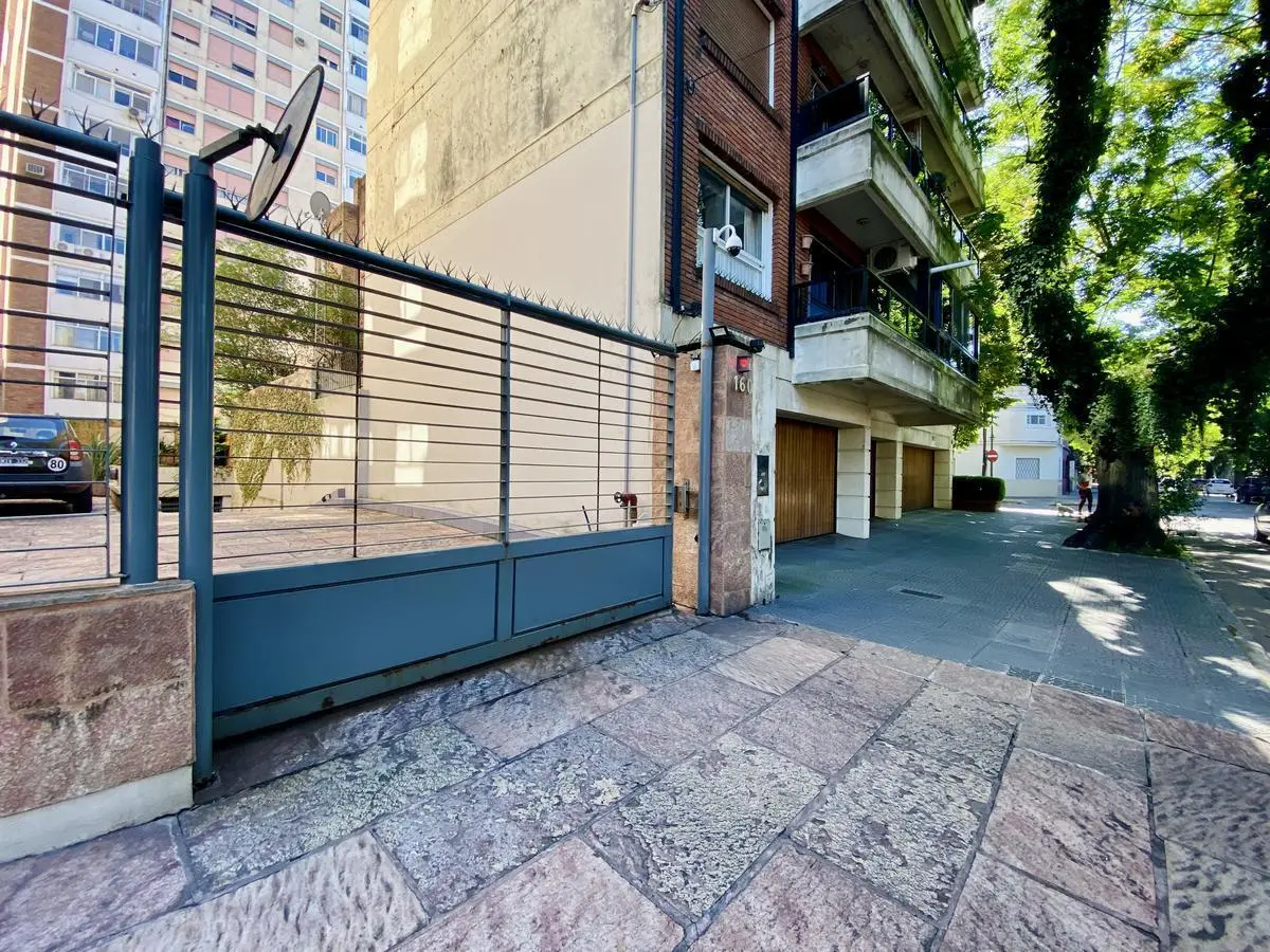 Excelente cochera en alquiler en edificio Laguzzi - Centro de Martínez 1