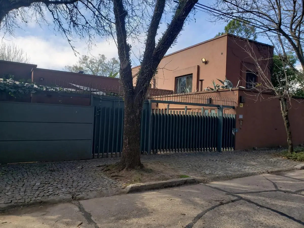 Excelente casa sobre gran terreno en lo mejor de Las Lomas Jockey - VENTA /SAN ISIDRO 2