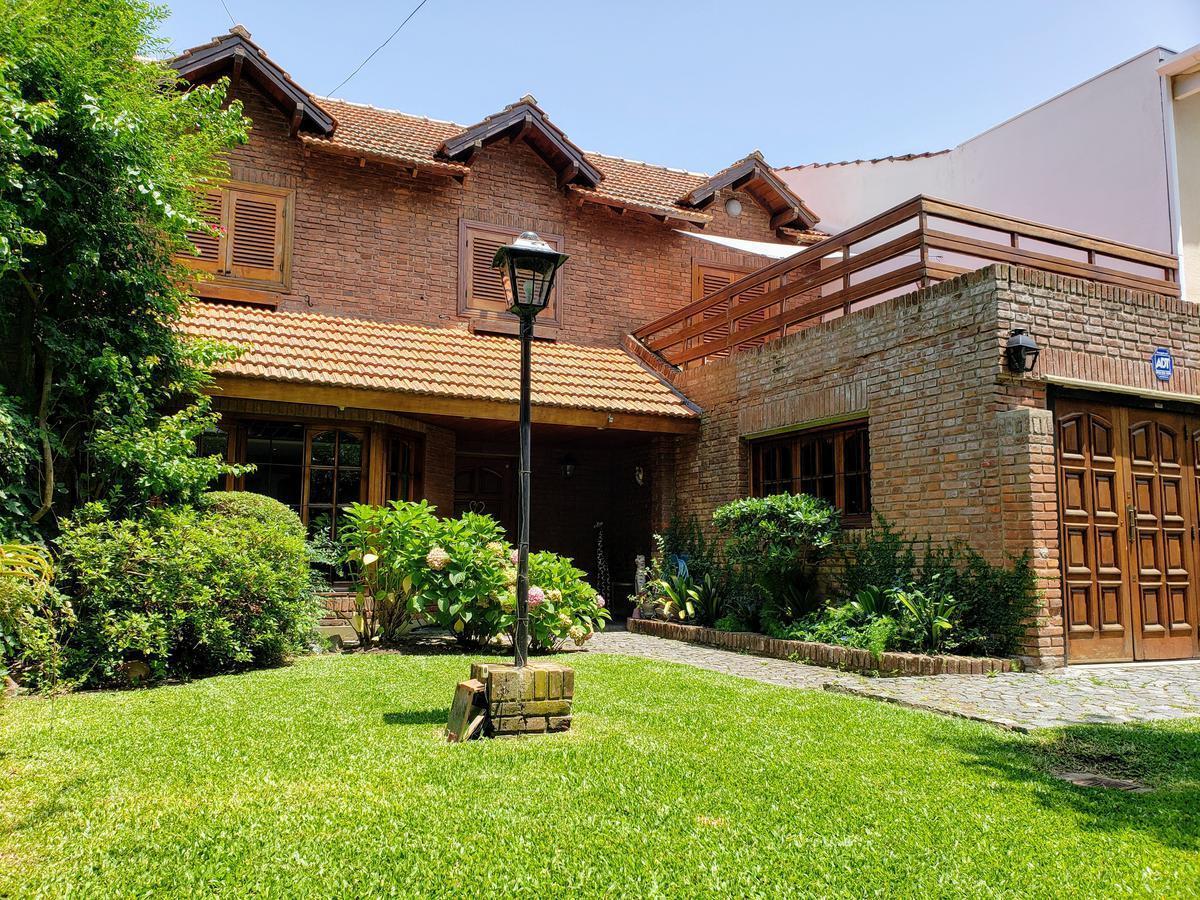 Foto de Lindísimo chalet en la mejor calle de Martínez en alquiler - Vías a, imagen 2