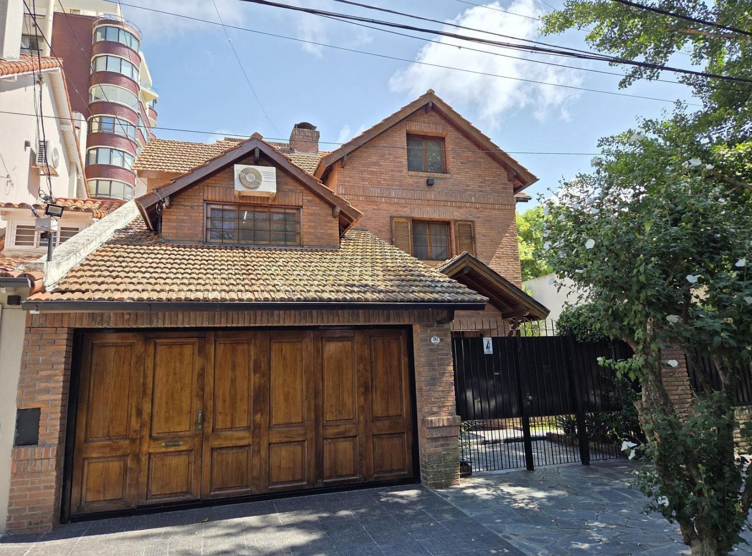 Foto de Importante Chalet en Venta en La Lucila, imagen 1