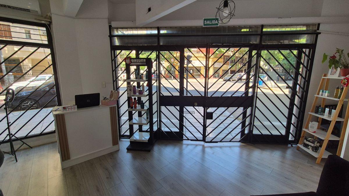 EXCELENTE LOCAL EN ESQUINA 61m2