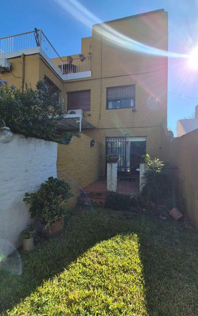 Duplex con cochera y jardin 3