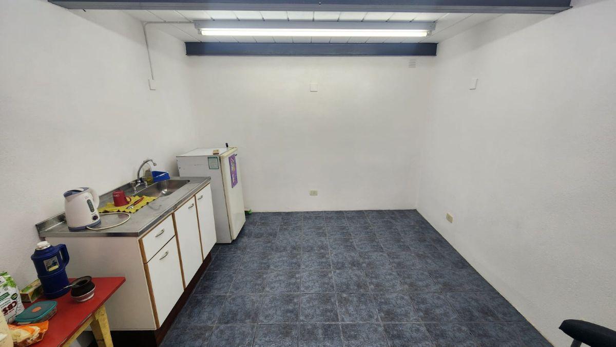 Foto de EXCELENTE LOCAL "CUALQUIER RUBRO" LOTE PROPIO, imagen 2