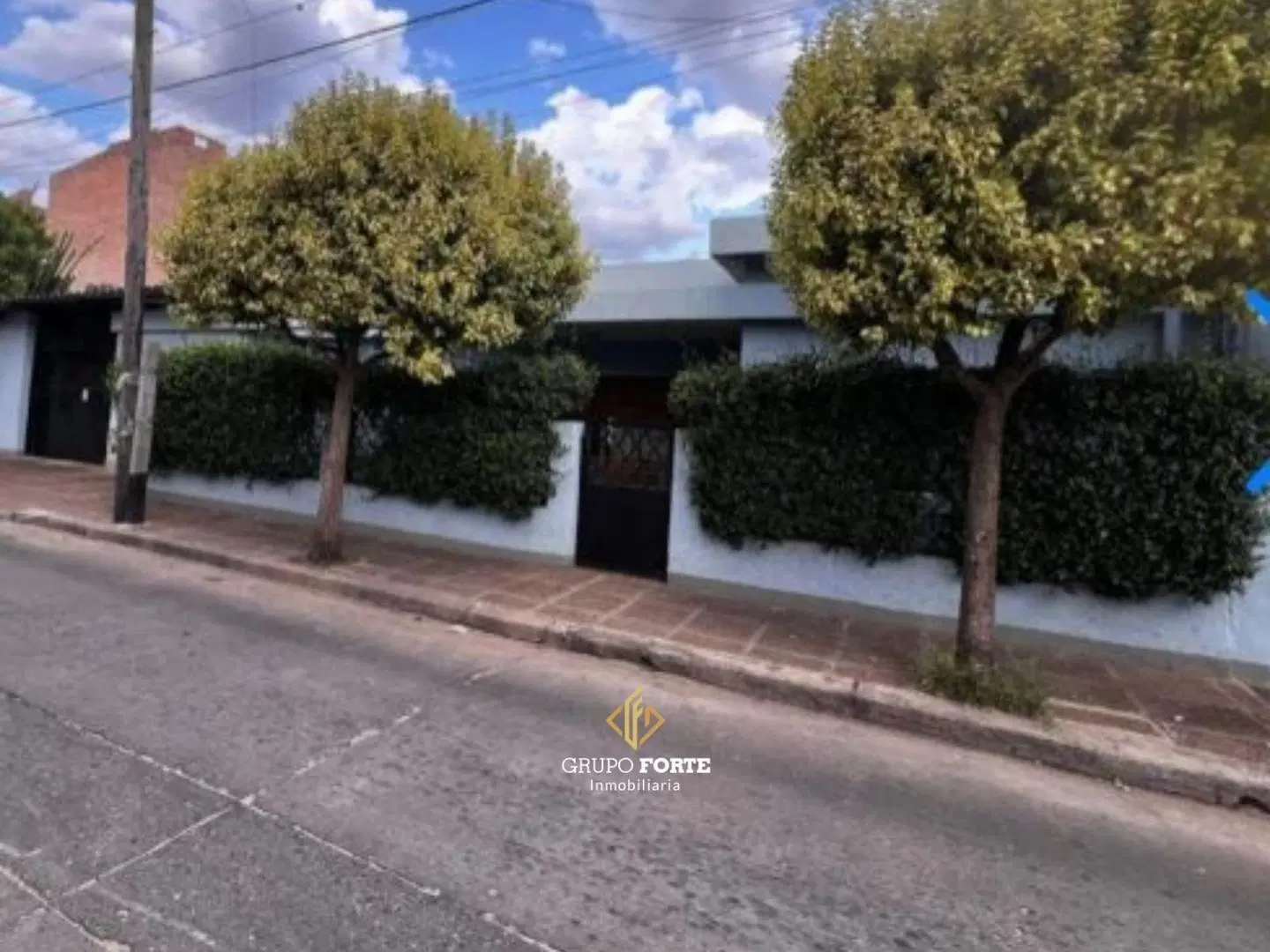 Amplia Casa en Barrio Alto Alberdi 2