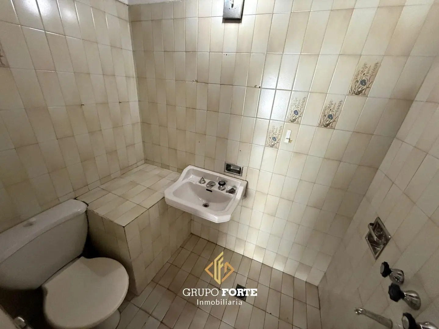 CASA EN ALQUILER COMERCIAL- ALBERDI 1