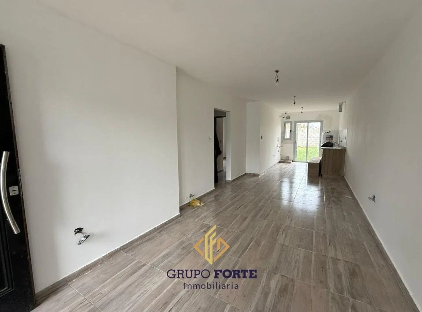 DUPLEX EN VENTA EN BARRIO NORTE 1, CON PATIO AMPLIO 2
