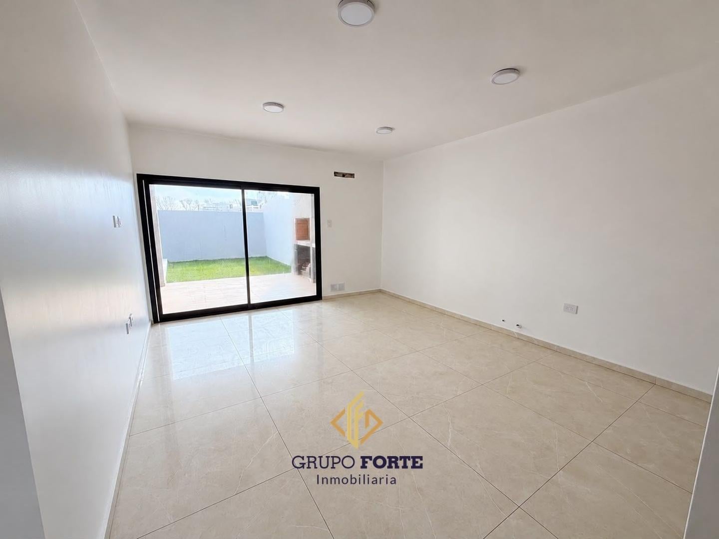Foto de DUPLEX EN VENTA CON COCHERA Y PILETA EN BARRIO NORTE, 2 BAÑO, imagen 3