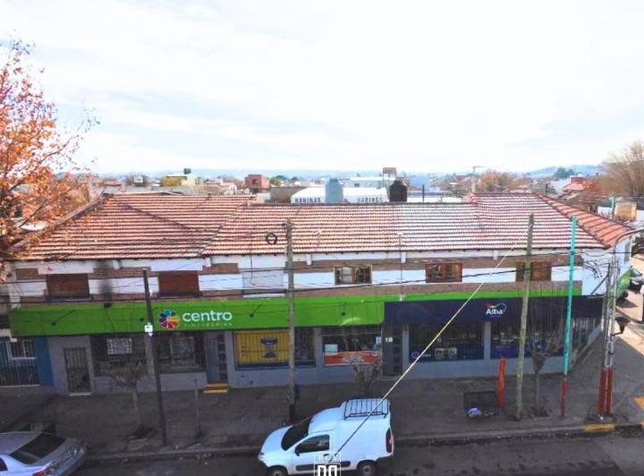Local comercial en esquina, en excelente ubicación, más 3 deptos de dos dormitorios en Neuquén. 2