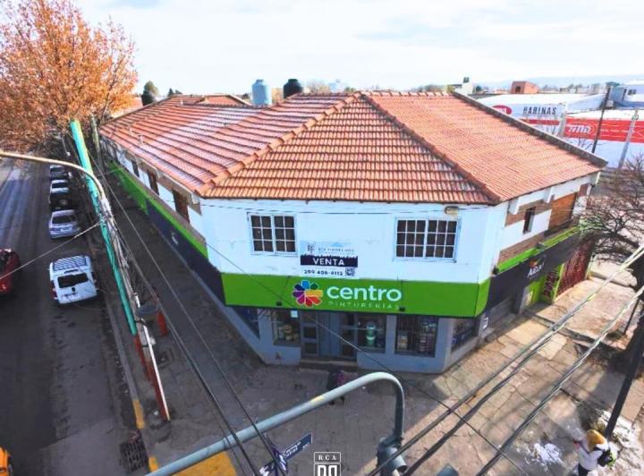 Local comercial en esquina, en excelente ubicación, más 3 deptos de dos dormitorios en Neuquén. 3