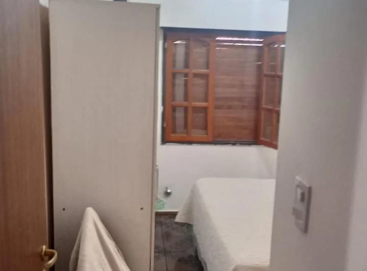 Local comercial en esquina, en excelente ubicación, más 3 deptos de dos dormitorios en Neuquén. 5