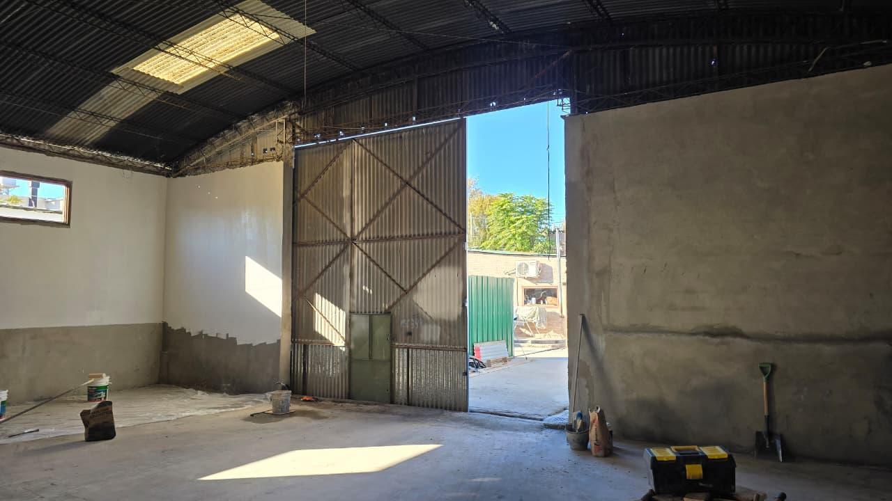 Foto de Galpón 300 M2 con oficina - zona mayorista Yaguar, imagen 3