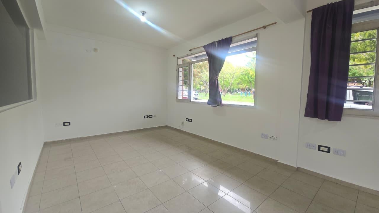 Foto de Oficina con privado y cochera (apta camioneta) - Excelente zona - Fte a, imagen 5