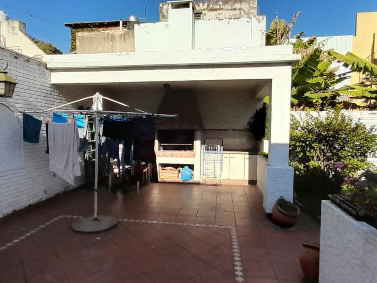 Casa de 7 Ambientes Mas Dependencia de 3 Ambientes. con Garage, Fondo Libre, Quincho, Patio y Doble 1