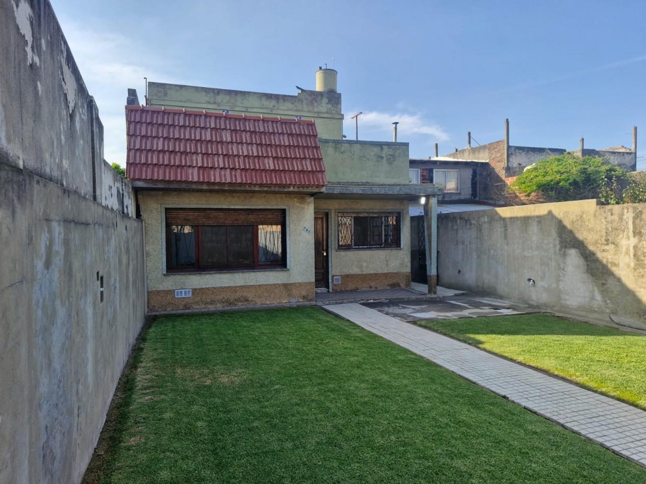 CASA EN VENTA DE 5 AMBIENTES CON JARDIN, AMPLIO FONDO LIBRE Y DEPENDENCIA EN PLANTA ALTA - APTA CRED