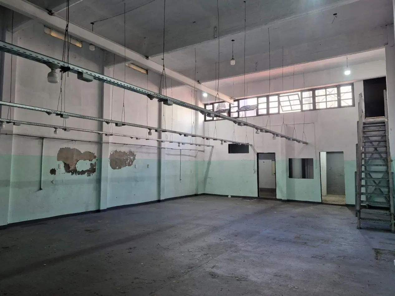 GALPON EN ALQUILER EN PIÑEYRO. 480 M2 EN DOS PLANTAS MAS UN ENTREPISO 8