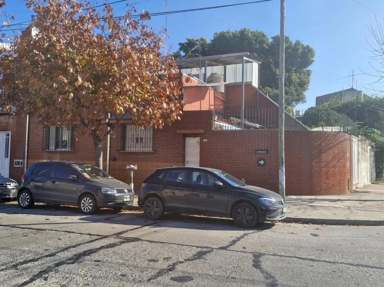 CASA DE 3 AMBIENTES EN VENTA, CON PATIO, TERRAZA, QUINCHO Y GARAGE. 1