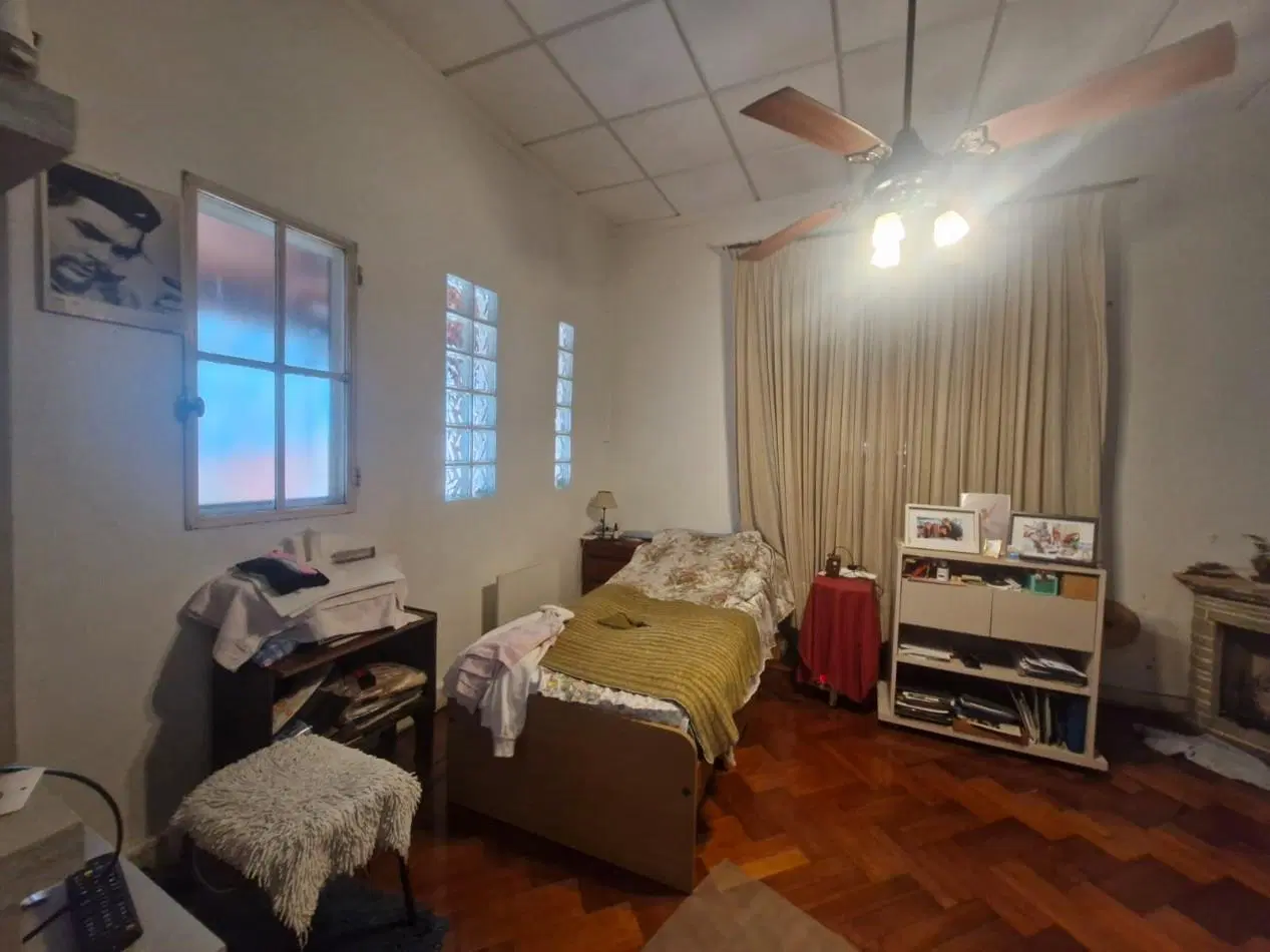 CASA DE 3 AMBIENTES EN VENTA, CON PATIO, TERRAZA, QUINCHO Y GARAGE. 2