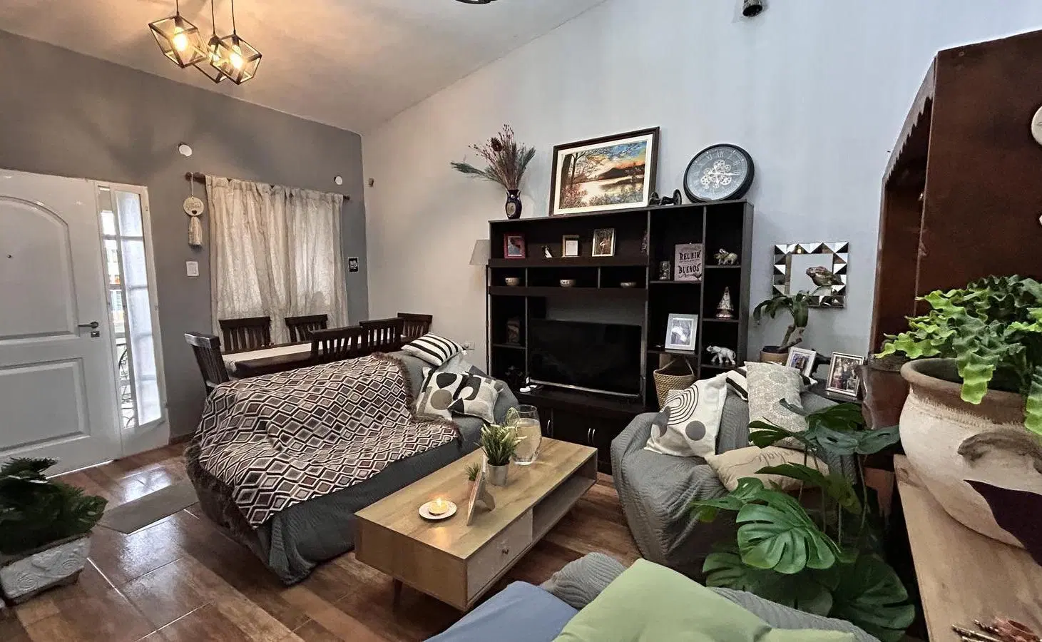 Casa en Venta + Departamento Independiente en Salsipuedes | 3 Dormitorios, Pileta y Cochera 5