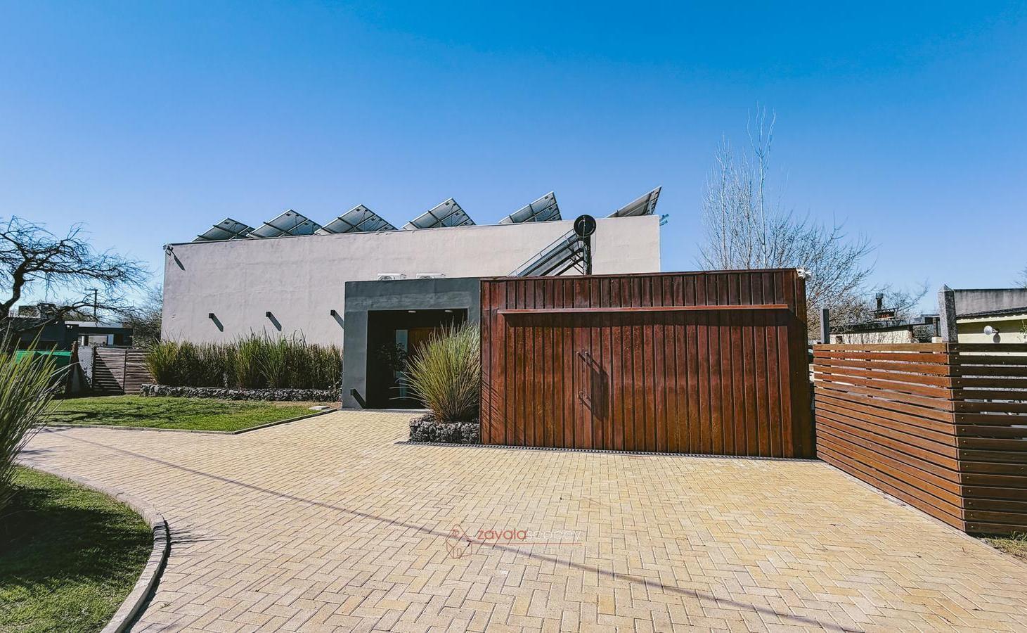 Foto de Casa 2 Dorm Country Las Corzuelas, Unquillo en VENTA - Cochera, Paneles, imagen 2
