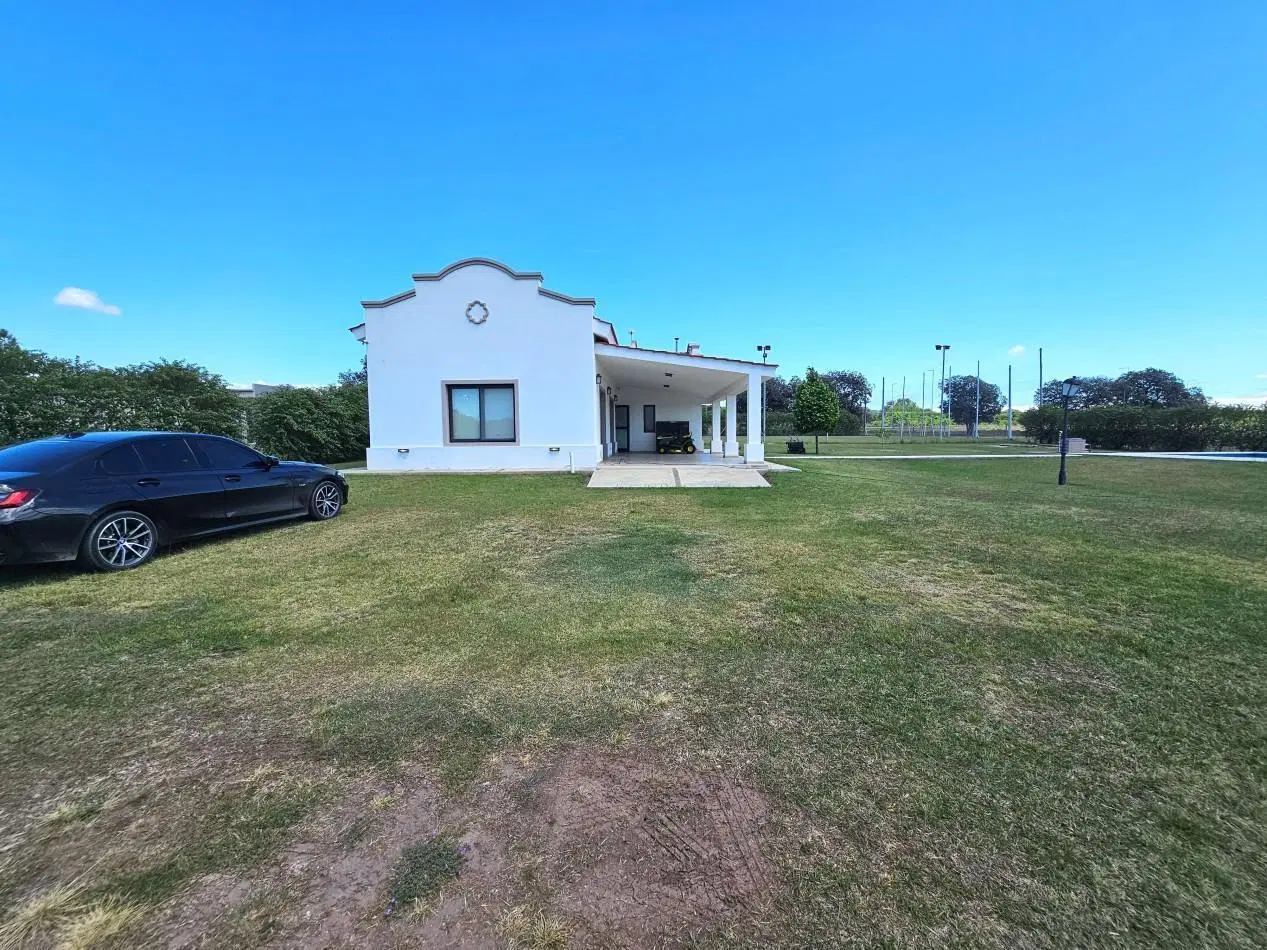 Estacion del Carmen | 4.500 m² + pileta climatizada + cancha propia 4