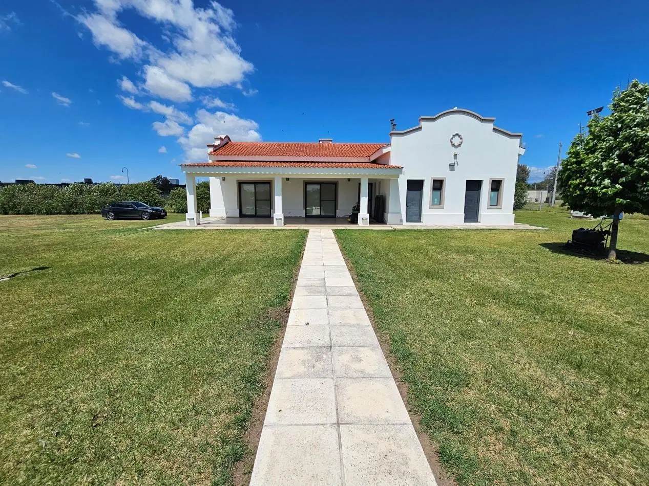 Estacion del Carmen | 4.500 m² + pileta climatizada + cancha propia 2