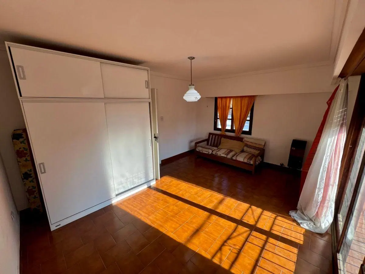 Casa imperdible en Esquina | Depto, garaje y taller independientes + doble cochera 5