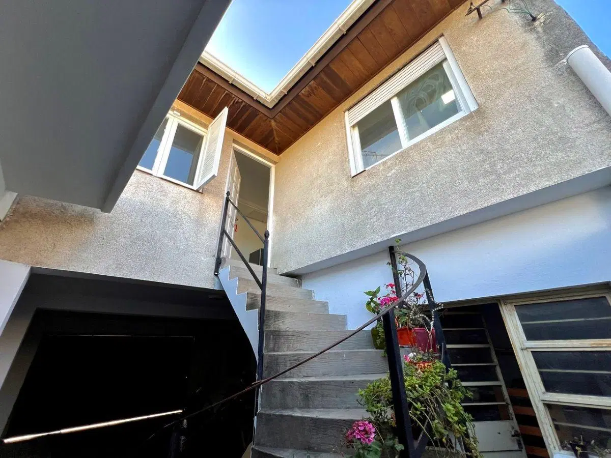 Casa imperdible en Esquina | Depto, garaje y taller independientes + doble cochera 3
