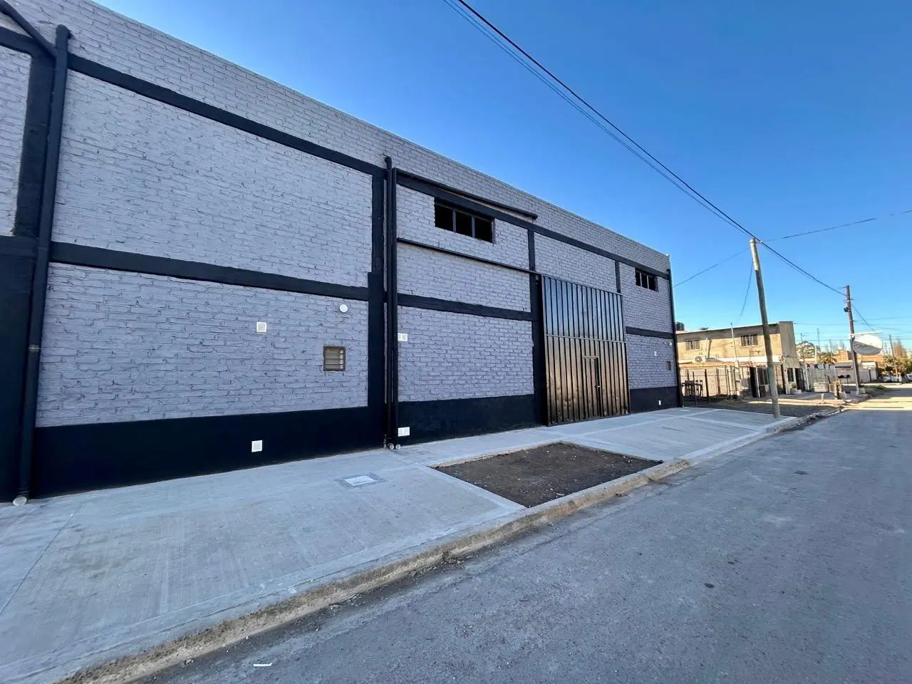 Alquilio Galpón 600m2 Centenario 3