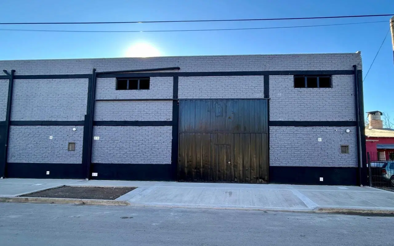 Alquilio Galpón 600m2 Centenario 4