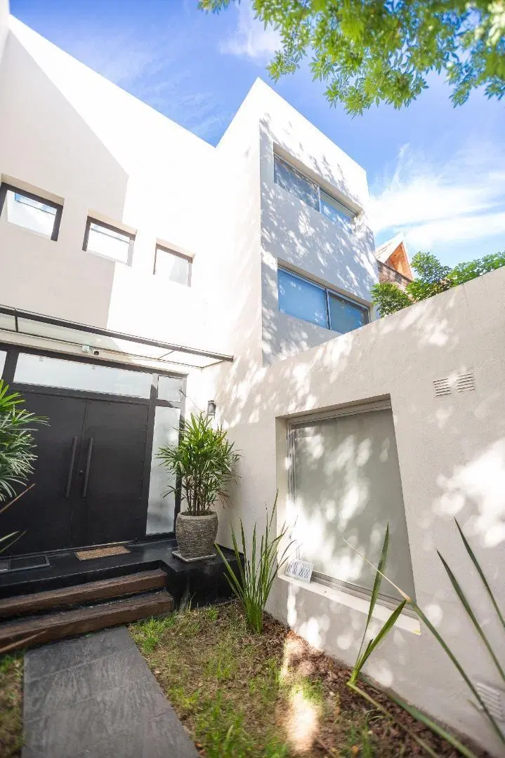 Casa moderna con jardín, piscina y cochera – Lomas de Núñez 2
