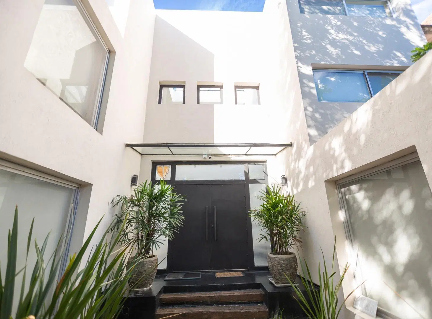 Casa moderna con jardín, piscina y cochera – Lomas de Núñez 3