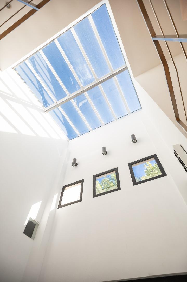 Foto de Casa moderna con jardín, piscina y cochera – Lomas de Núñez, imagen 4