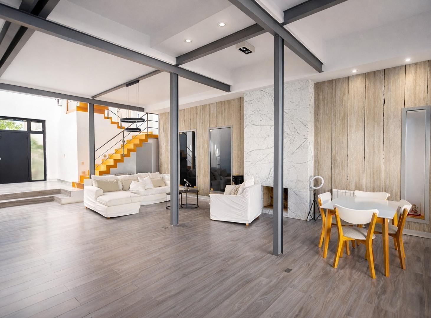 Foto de Casa moderna con jardín, piscina y cochera – Lomas de Núñez, imagen 1