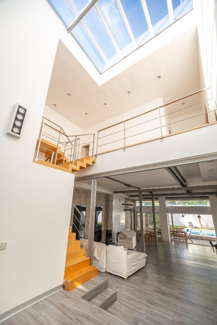 Foto de Casa moderna con jardín, piscina y cochera – Lomas de Núñez, imagen 3