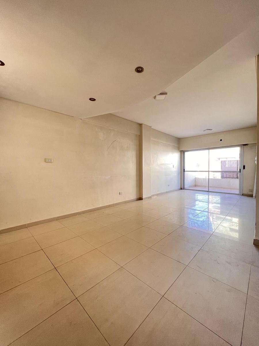 Muy Amplio y Luminoso Departamento de 2 Dorm.. Piso Alto en Floresta. Oportunidad! 3
