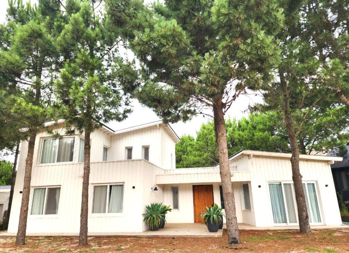 Casa en venta con pileta de tres plantas en Costa Esmeralda