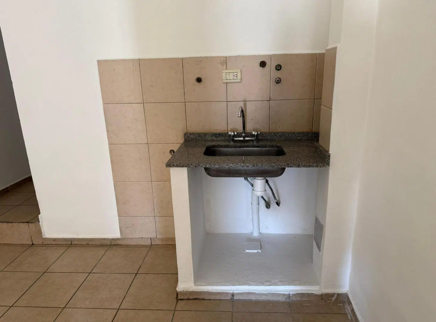 ALQUILO LOCAL COMERCIAL sobre Av. Sta. Fé, Zona Estratégica: A ms. Av. Colon 1200- 2