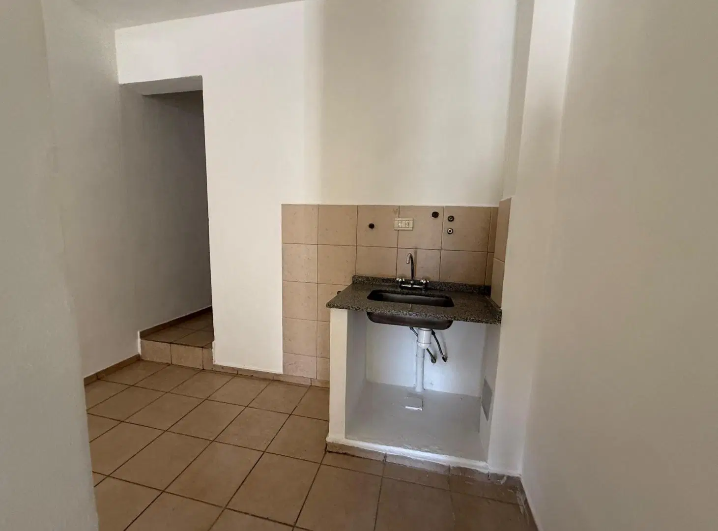 ALQUILO LOCAL COMERCIAL sobre Av. Sta. Fé, Zona Estratégica: A ms. Av. Colon 1200- 5