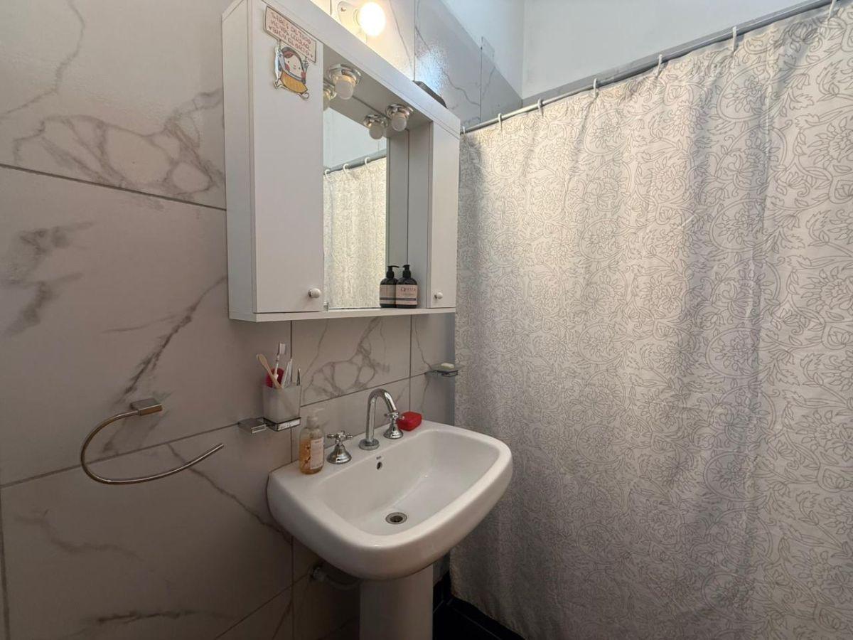 Foto de VENDO CASA 2 DORMITORIO, CON PATIO, ACEPTAN MASCOTAS, SIN EXPENSAS, AV, imagen 2
