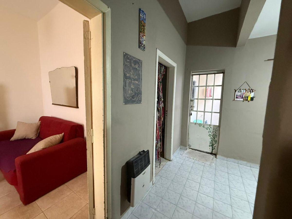 Foto de VENDO CASA 2 DORMITORIO, CON PATIO, ACEPTAN MASCOTAS, SIN EXPENSAS, AV, imagen 3