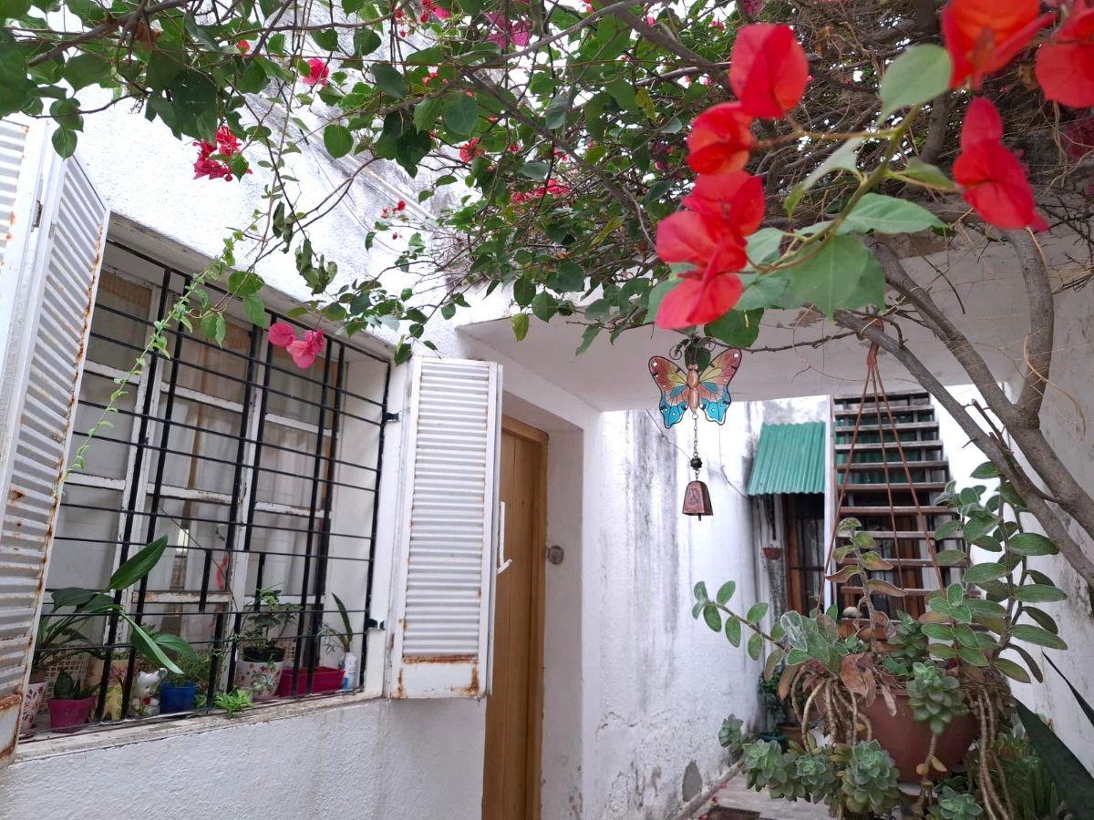 VENDO CASA 2 DORMITORIO, CON PATIO, ACEPTAN MASCOTAS, SIN EXPENSAS, AV. CASTRO BARROS 1000