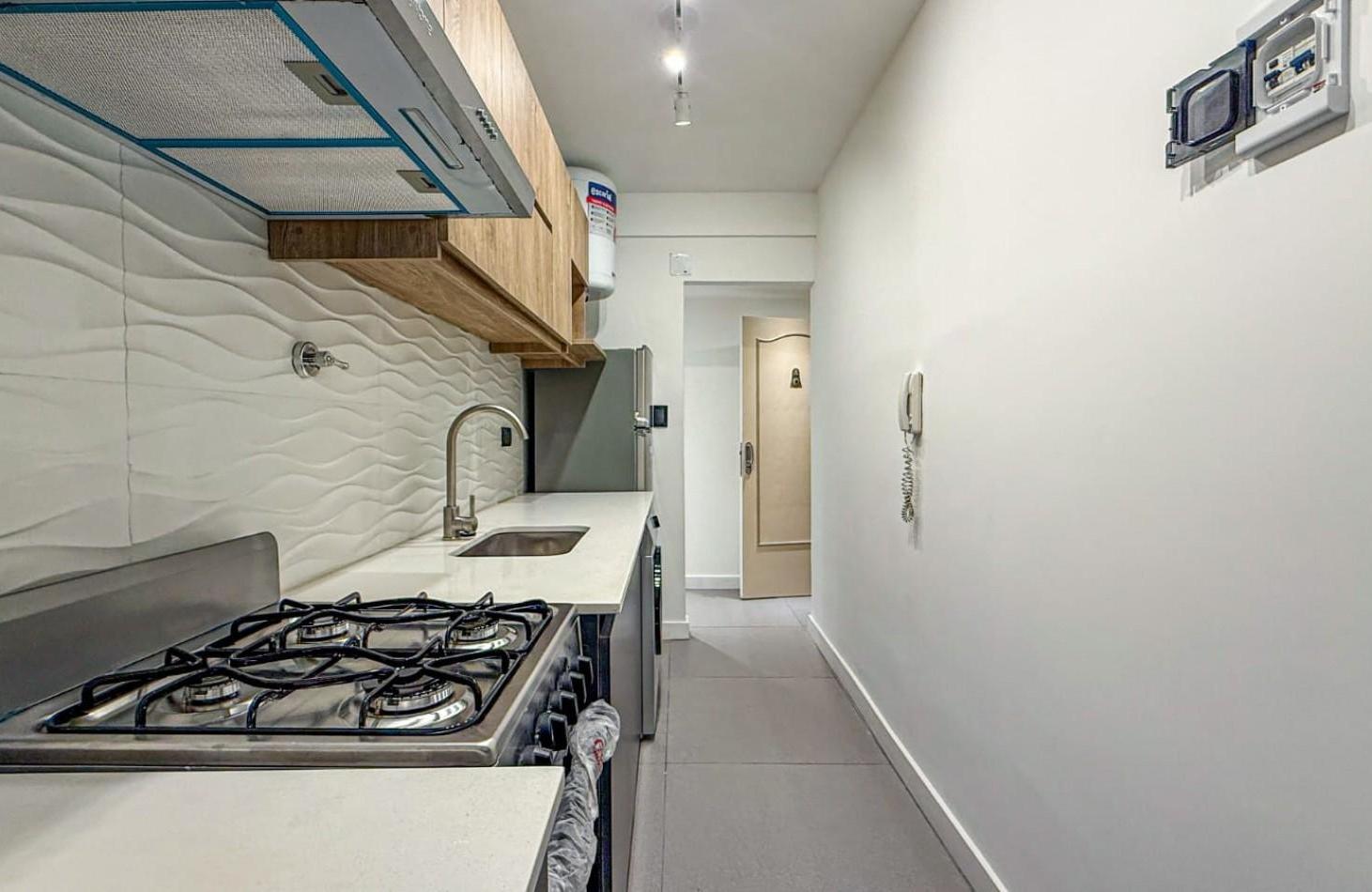 Foto de Departamento 2 ambientes con dependencia y balcon a la calle en venta, imagen 2