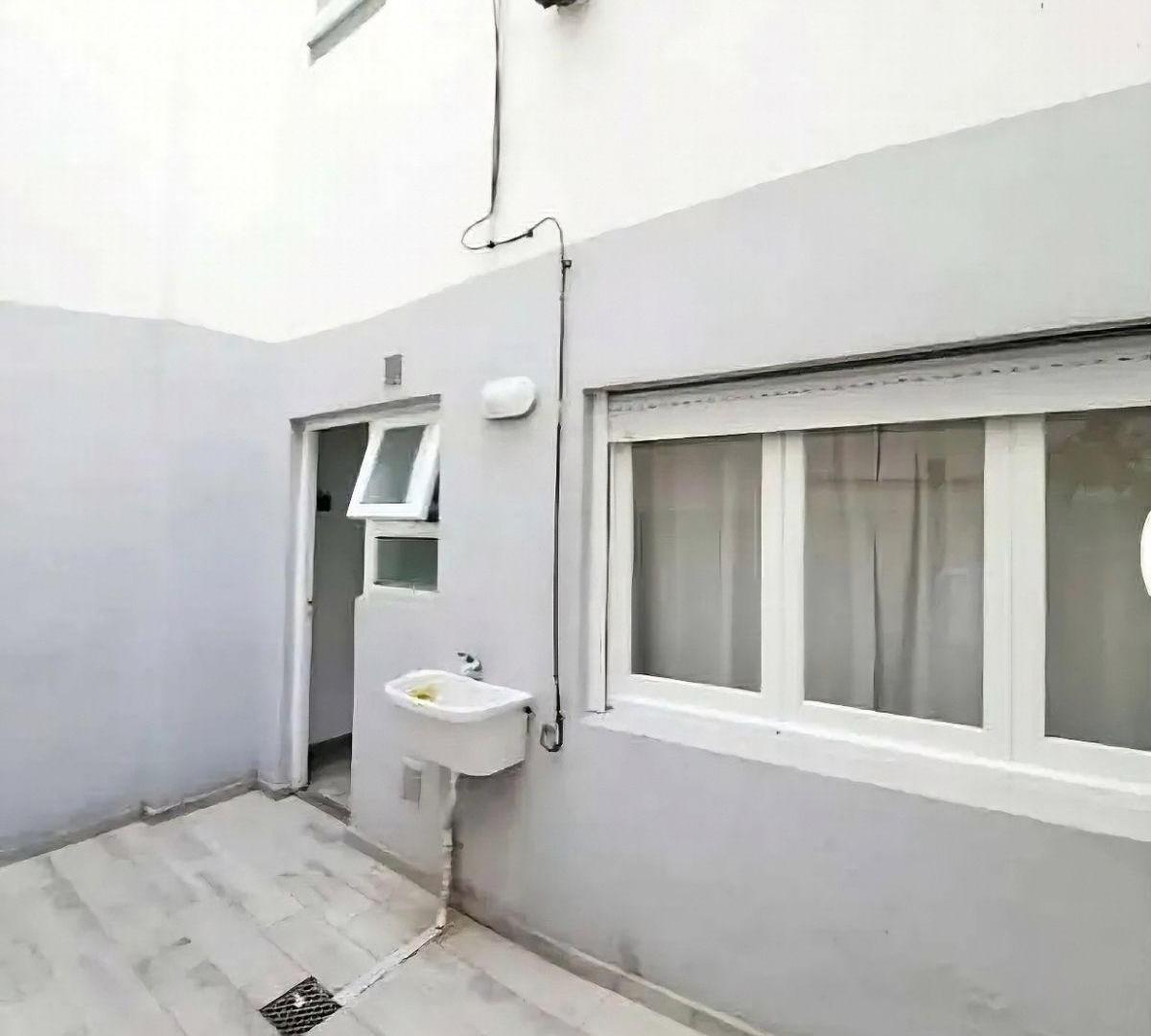 Foto de Departamento 2 ambientes a la calle con patio en venta apto credito, imagen 1