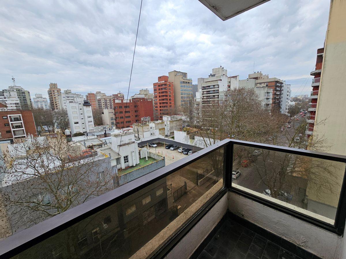 Foto de DEPARTAMENTO 2 AMBIENTES CON BALCON AL FRENTE EN VENTA ZONA LA PERLA, imagen 3